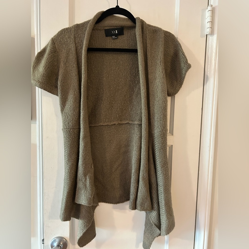 Cute sweater XXI Size medium beige!